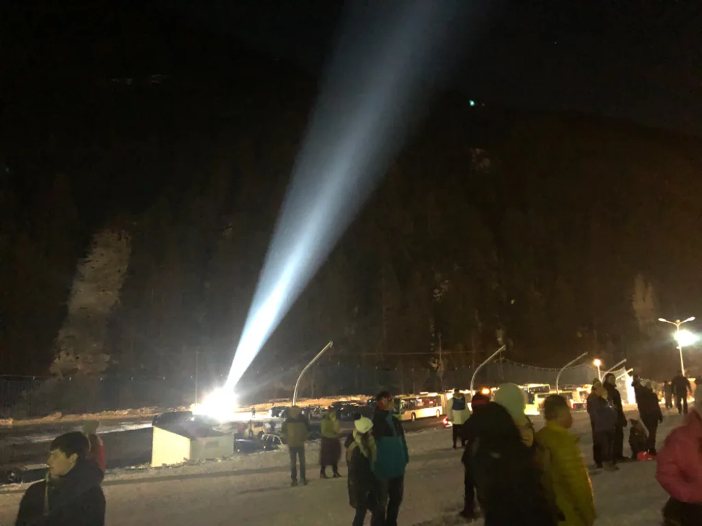 Scheinwerferstrahl über der nächtlichen Piste.